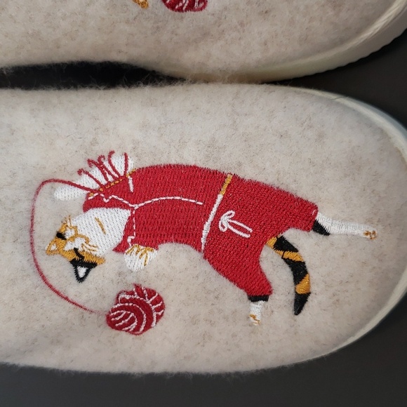 Kooba NWT calico cat plush slippers, size small - Picture 3 of 5